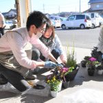 女性会北条支部　花の寄せ植え講習会