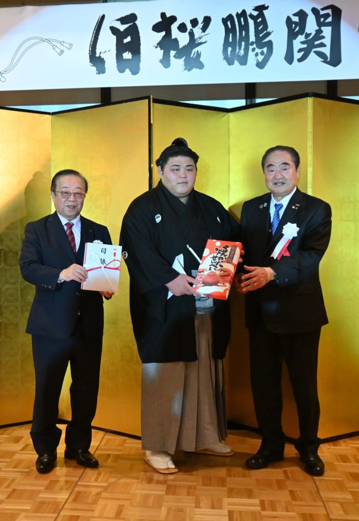 倉吉に帰ってきた伯桜鵬関 春場所を前にJA特産品で応援 - JA鳥取中央