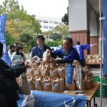 鳥短・鳥取看護大の学生に新米「星空舞」など配布で食を支援