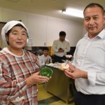 サマルカンド国立大(ウズベキスタン)の学生と一緒に米粉ベーグル作り